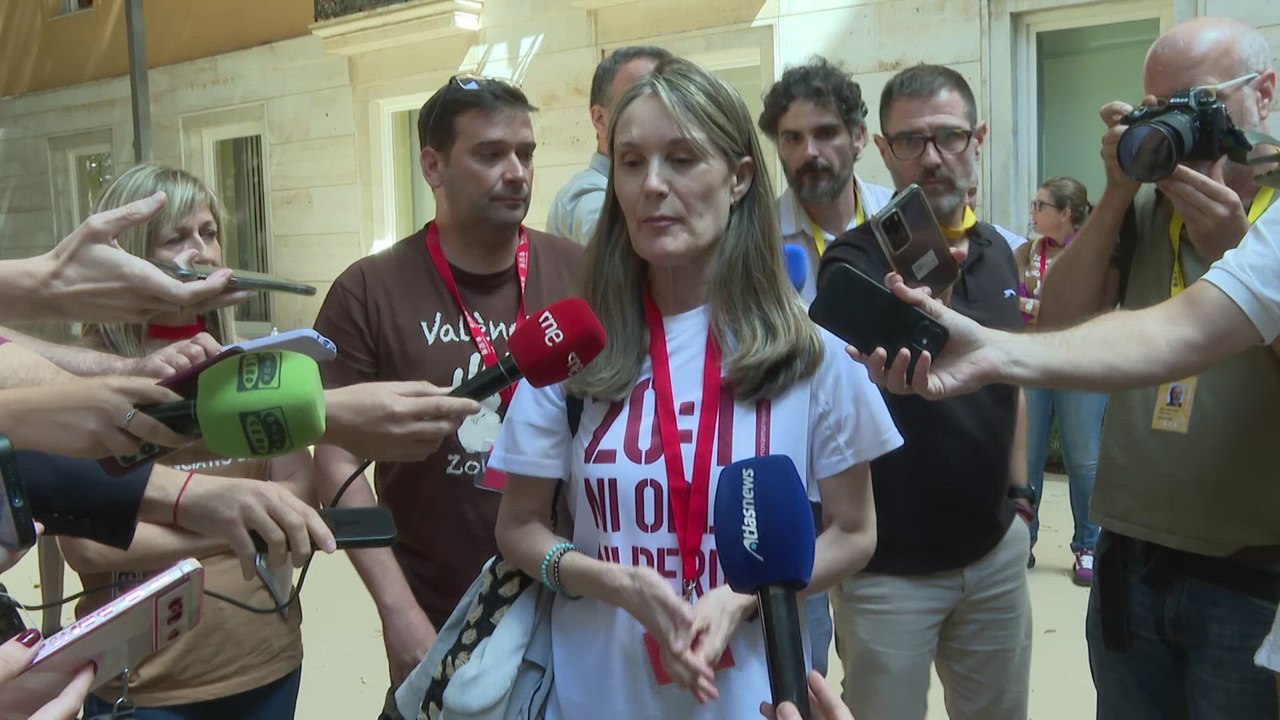 Las víctimas de la Dana abandonan les corts y cargan contra Mazón: "Nos miente a la cara"