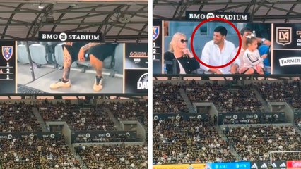 Carlos Vela se sorprende con un aficionado del LAFC que lleva un tatuaje suyo