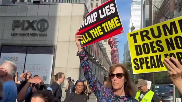 New York, manifestanti anti-Trump fuori dal Palazzo di Vetro