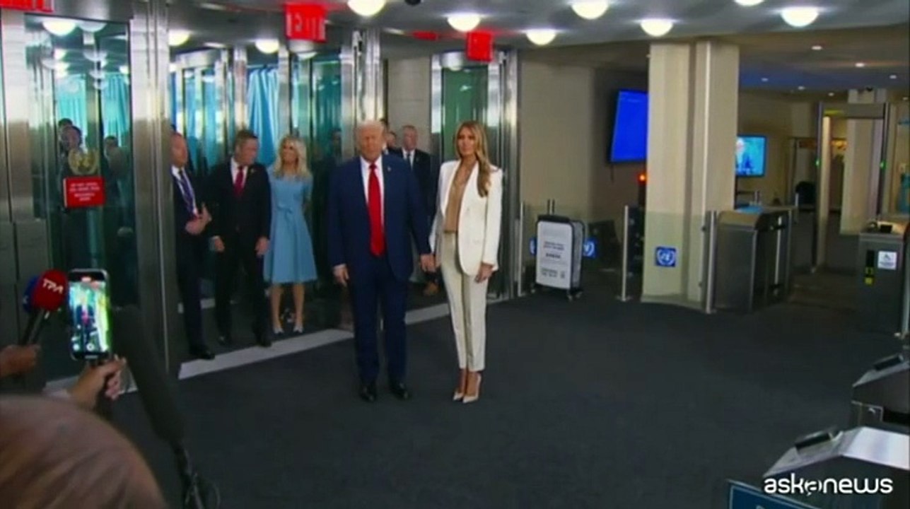 Trump all'Onu: si blocca la scala mobile, sale a piedi con Melania