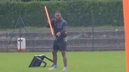 Balotelli atleta olimpico? Il lancio della bandierina è da podio