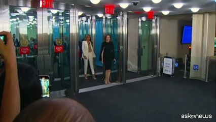 Trump all'Onu: si blocca la scala mobile, sale a piedi con Melania