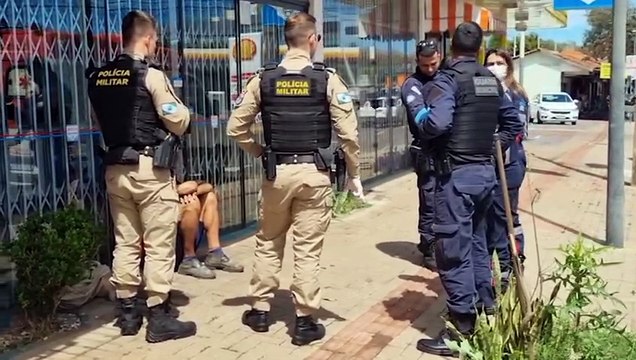 Homem corre atrás de pedestres, grita e fala palavrões na Avenida Carlos Gomes em Cascavel