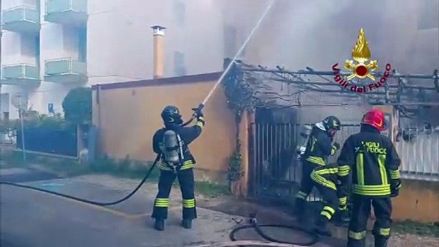 Paura in via Pergolesi: capanno in fiamme, nube nera sulla città. Appartamento inagibile