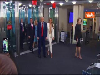 Trump e Melania arrivano all'Onu, la scala mobile non funziona e salgono a piedi