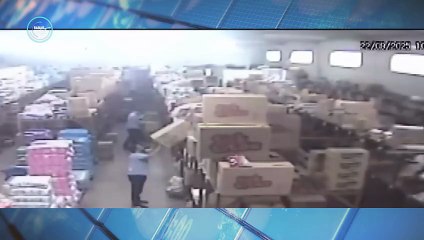 Funcionários escapam por 2 minutos de desabamento de teto durante tempestade no Paraná