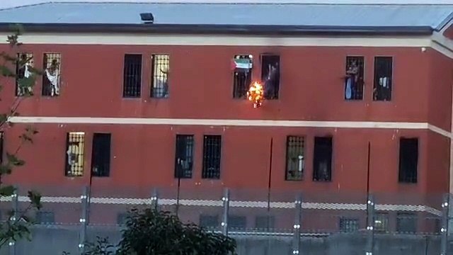 Il presidio davanti al Beccaria per chiedere la scarcerazione delle due ragazze arrestate