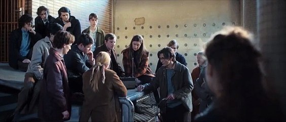 vlny (2024) 1 old woman young man movie