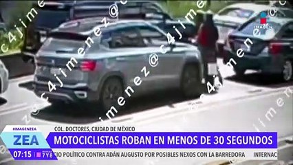 Motociclistas interceptan camioneta para despojar a los pasajeros de todas sus cosas