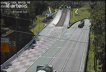 Caminhão em área de escape da BR-376