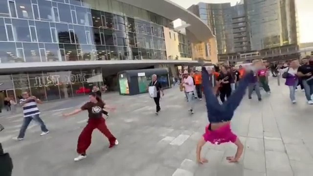 Trecento performer per la «Color future Parade», concerto di Jimmy Sax e oltre 1000 persone alla biblioteca degli alberi in Porta Nuova