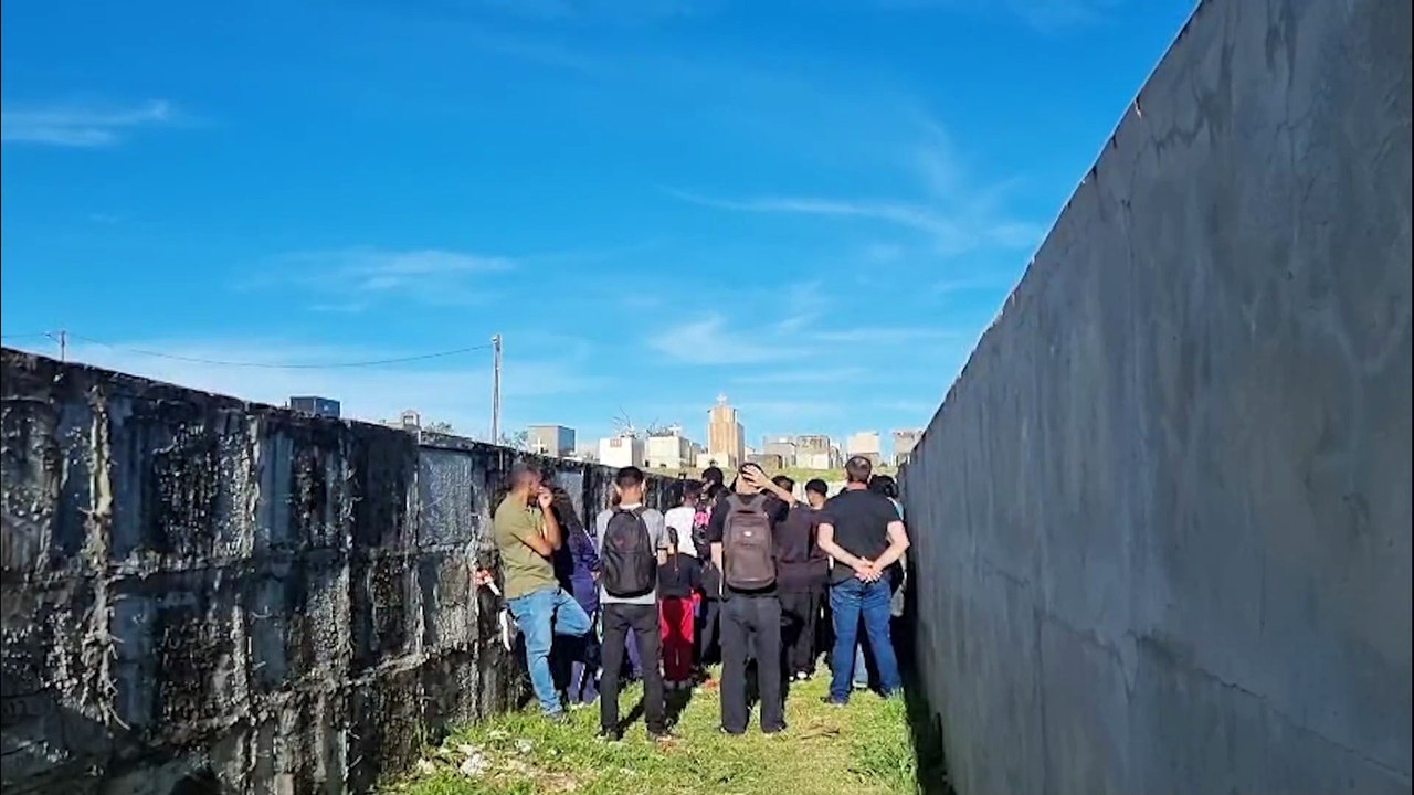 Sepultamento das adolescentes atropeladas na BR-369, em Cascavel ocorre sob grande comoção