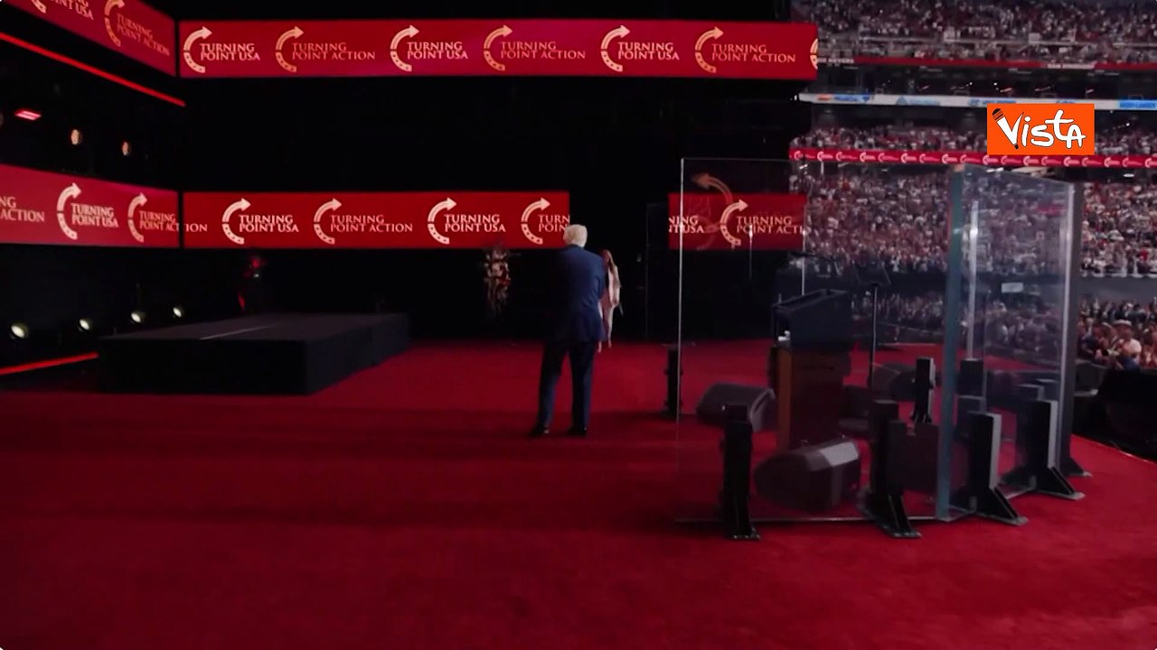 L'abbraccio tra Trump e la vedova Kirk ai Funerali per Charlie Kirk in Arizona