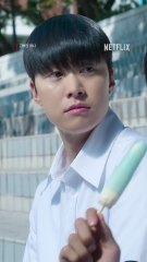 사라진 명찰 하나에도 의미 부여 백만 가지 하는 게 그 시절 학교의 점심. 일생일대의 고백까지 D-1. 고백의 역사 내일 공개. 오직 넷플릭스에서.