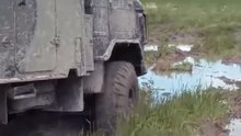 Camion militaire tout-terrain dans la boue – Conduite extrême armée #shorts