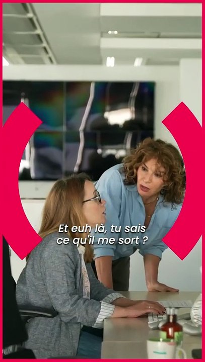 Le seul stretching qui fait transpirer de gêne… « À côté », c’est la série du mardi avec @anne_depetrini ! Retrouvez-la aussi sur scène, en ce moment au @aupointvirgule ! __ @bnjmngdj @didierburnichon @valeriedecobert_official @philonze @a.montourprod