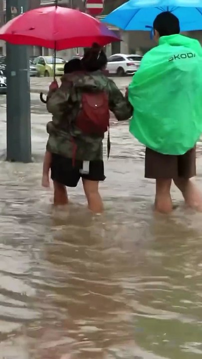"Lombardia Sotto Acqua: Frane e Esondazioni Causano Danni e Disagi in Tutta la Regione"