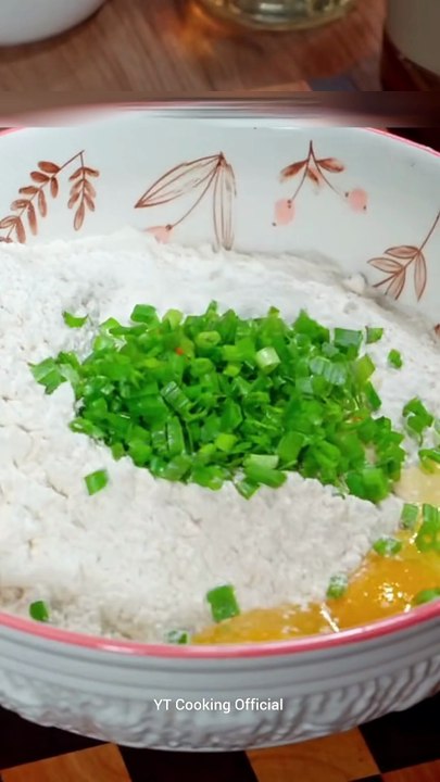 क्रिस्पी लेयर्ड ब्रेकफ़ास्ट पराठा   होटल जैसा क्रंच, घर जैसा प्यार  #shorts #recipe #food