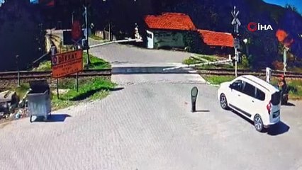 Yolcu treni hemzemin geçitte motosiklete çarptı