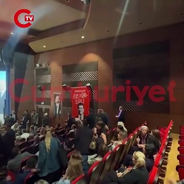 İstanbul 45.Asliye Hukuk Mahkemesi'nin durdurma talebine karşın CHP İstanbul Olağanüstü İl Kongresi başladı