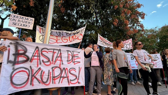 Vecinos de Barajas salen a las calles indignados por el edificio okupado en el barrio de Aeropuerto