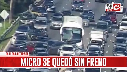 Micro se quedó sin frenos y protagonizó impresionante choque múltiple