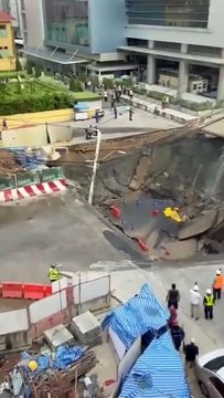 Bangkok Sinkhole: Busy Street Collapses in Thailand’s Capital, Traffic Chaos Ensues