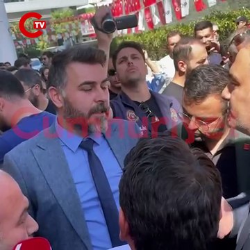 İcra dairesi gorevlileri ve Ozlem Erkan'in avukati Cevahir Kilic, durdurma talebinin icra edilmesi icin kongre salonunun onune geldi. Partilililer ve milletvekilleriyle tartisiyorlar.