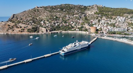Lüks kruvaziyer Alanya'ya demir attı!