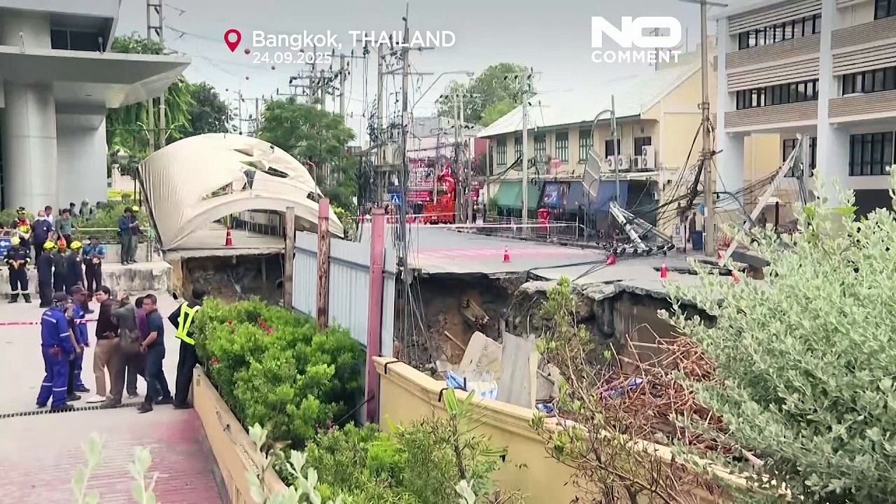 Voragine si apre a Bangkok dopo il crollo della strada durante i lavori
