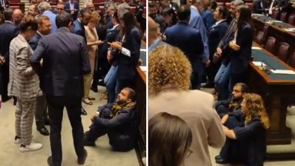 Il momento in cui i deputati dell'opposizione occupano i banchi del governo alla Camera: «Meloni riferisca in Aula sulla Flotilla»
