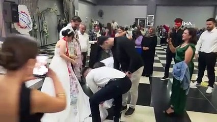 Damadın arkadaşlarından unutulmaz sürpriz! Geline 55 kilogramlık madeni para takıldı