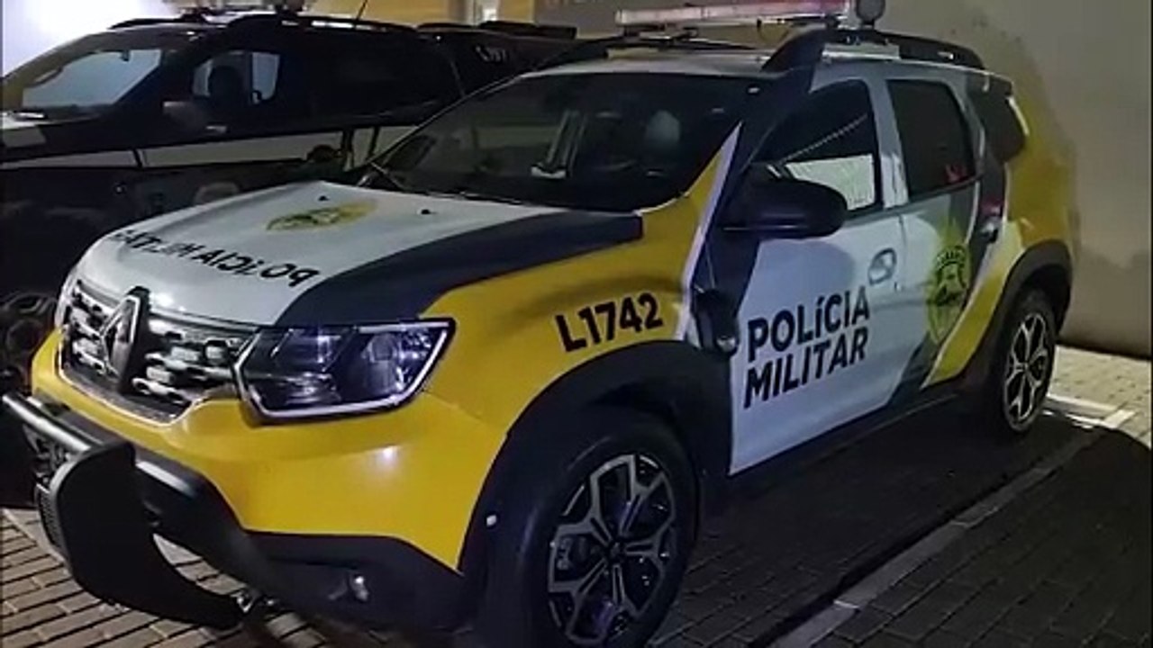 Jovem é levado à delegacia após ser flagrado soltando bombinhas no centro durante a madrugada