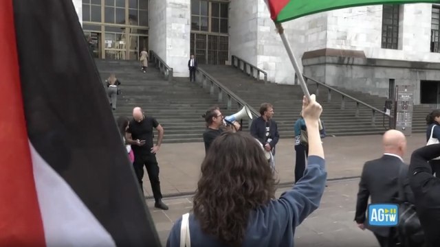 Licenziata per la protesta pro-Palestina al Teatro alla Scala: il presidio davanti al Tribunale di Milano nel primo giorno d'udienza