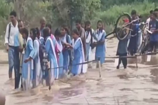 उफनते नदी को पार कर स्कूल जाने को मजबूर मासूम बच्चे