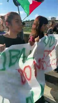 Studenti in corteo a Firenze per Gaza. Tensione davanti al consolato Usa, un ragazzo fermato