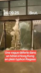 Une vague vient envahir la réception d'un hôtel à Hong Kong