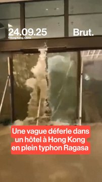 Une vague vient envahir la réception d'un hôtel à Hong Kong