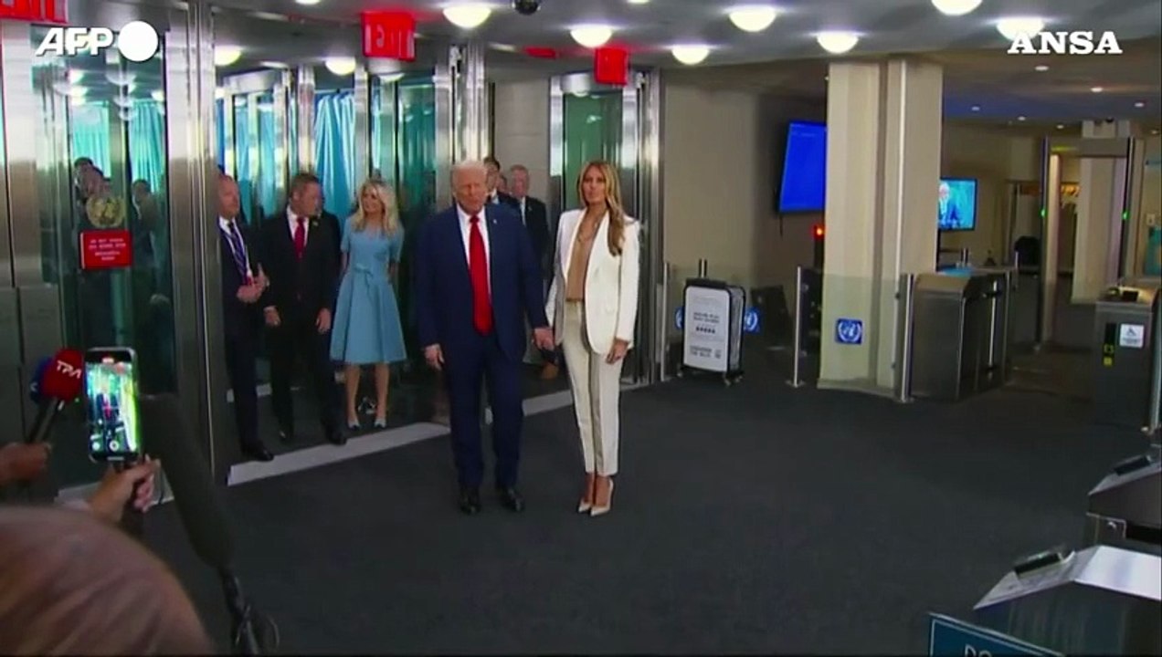 Trump arriva all'Onu, ma la scala mobile si blocca e prosegue a piedi