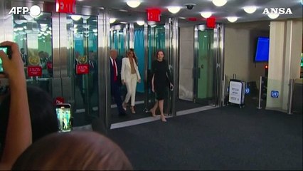 Trump arriva all'Onu, ma la scala mobile si blocca e prosegue a piedi
