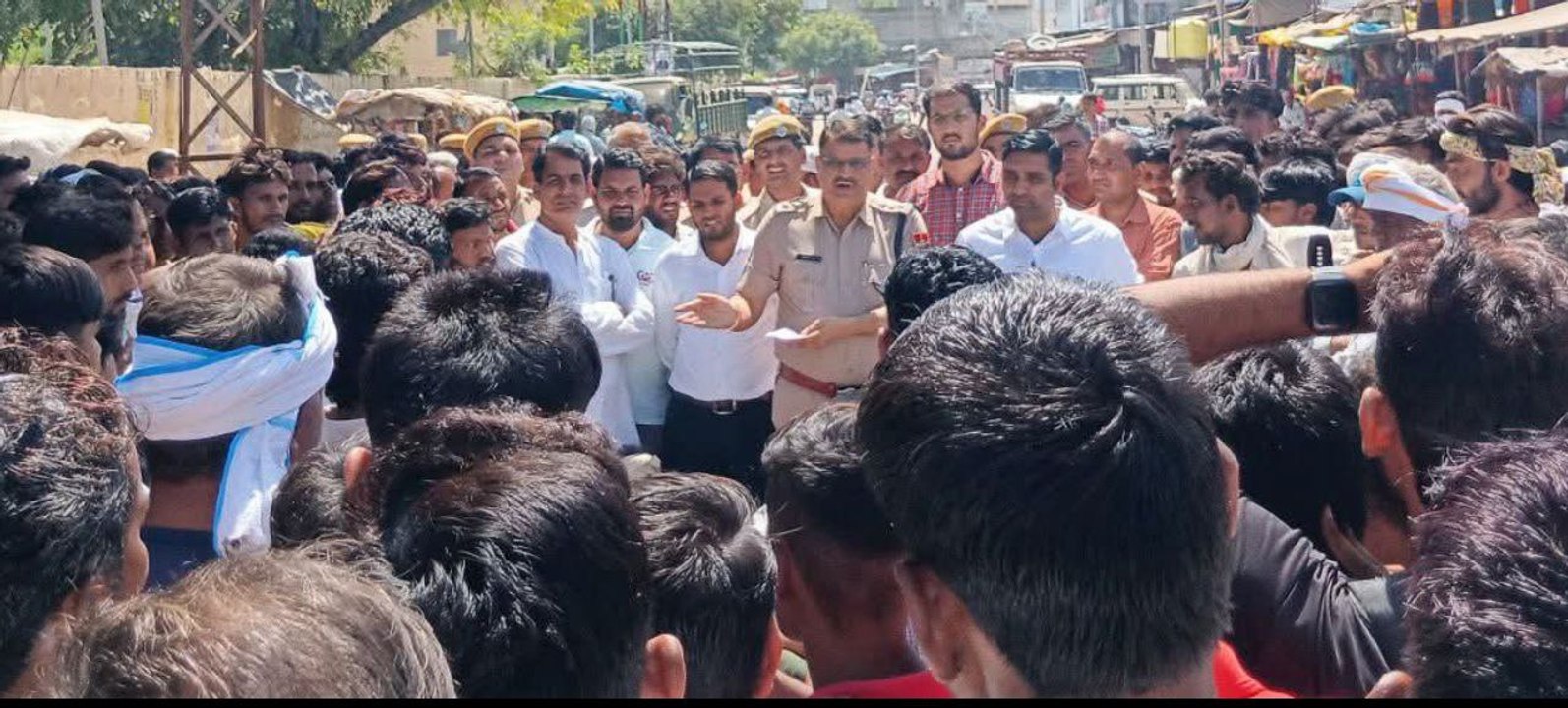 राजस्थान के अलवर जिले में भीषण सड़क हादसा, डंपर की टक्कर से बाइक सवार 4 जनों की दर्दनाक मौत