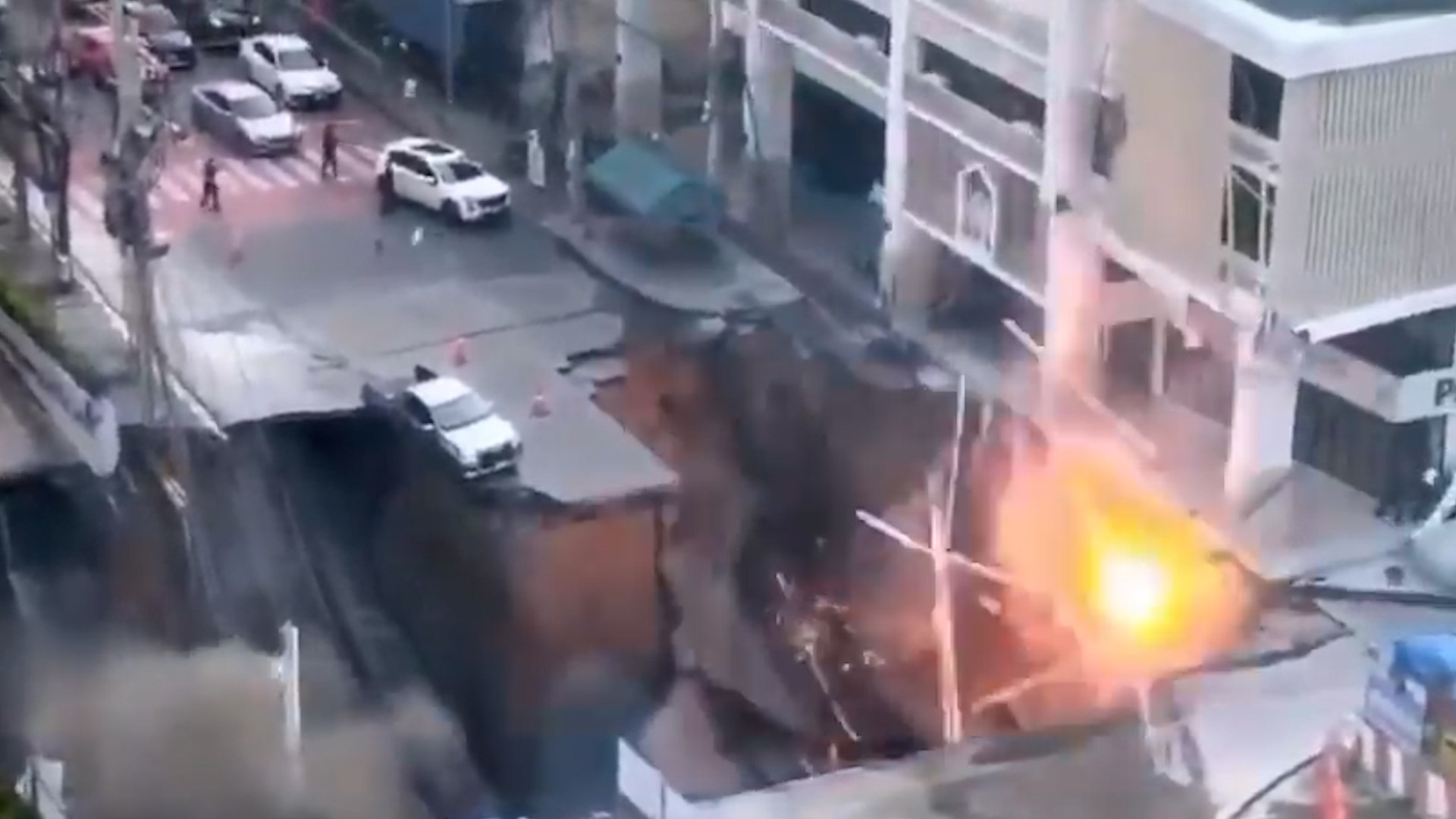 Un tremendo socav�n se abre ante un hospital en Bangkok, Tailandia. Decenas de pacientes tuvieron que ser evacuados.
�
El hundimiento ha provocado un agujero de 50 metros de profundidad, 30 de ancho y 30 de largo por el que han ca�do veh�culos, postes de electricidad y otros elementos. Afortunadamente no se han reportado heridos.