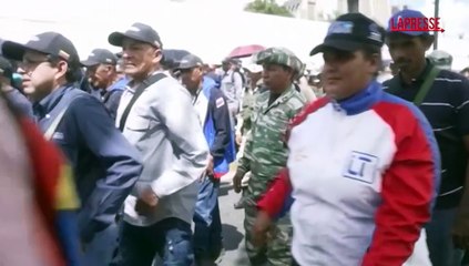 Venezuela, le milizie civili armate sfilano per le strade di Caracas contro gli Usa
