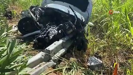 Yoldan çıkan otomobilin motoruna demir bariyer saplandı: 1 yaralı