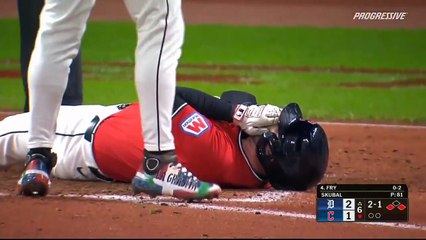 Rebatedor do Cleveland Guardians é hospitalizado após ser atingido no rosto por arremesso de 160 km/h