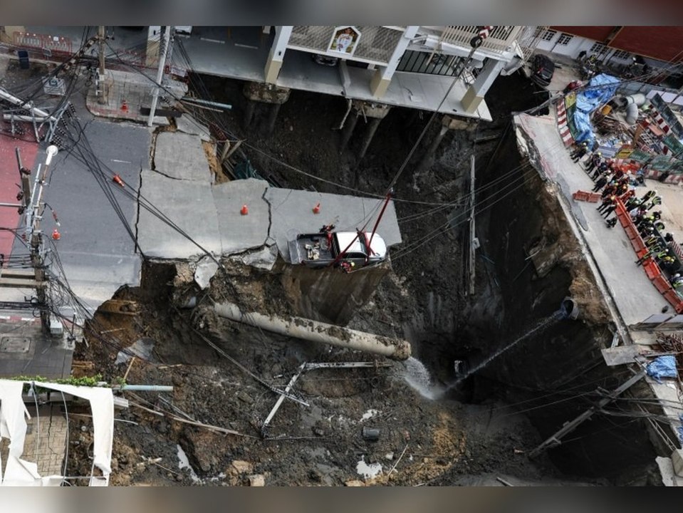 Straße verschluckt: Riesen-Krater vor Bangkoker Krankenhaus