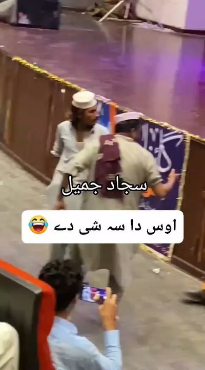 funny scene during song on stage 😂🤪
