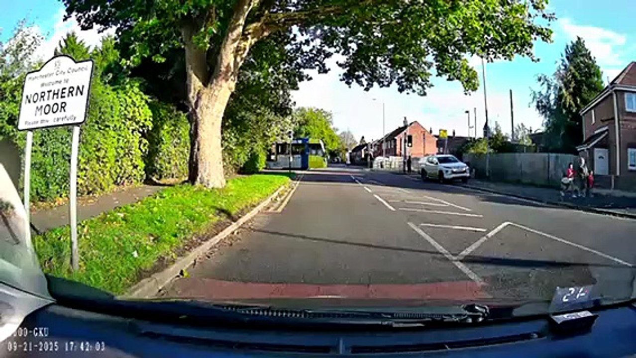 Trafford Metrolink tram caught on camera crossing road with traffic lights on green