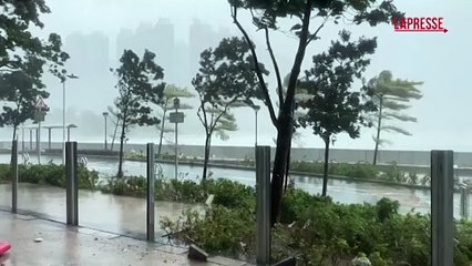 Hong Kong, super tifone Ragasa si abbatte sul lungomare: le immagini impressionanti