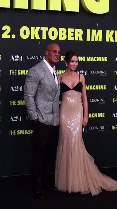 Dwayne Johnson (@therock) et Emily Blunt étaient présents à Berlin pour l’avant-première de The Smashing Machine. Le duo a foulé le tapis rouge du Zoo Palast pour présenter ce film très attendu auprès du public allemand 🇩🇪⭐ #DwayneJohnson #EmilyBlunt #